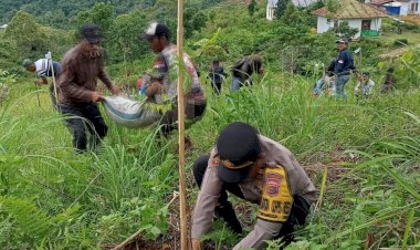 Kasat-Binmas-Polres-Manggarai-Hadiri-Kegiatan-Penanaman-Pohon-untuk-Konservasi-Mata-Air-dan-Perubahan-Iklim
