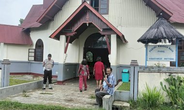 Polsek-Cibal-Laksanakan-Pengamanan-Perayaan-Misa-di-Gereja-Paroki-Kristus-Raja-Pagal