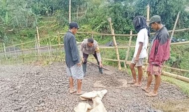 Bhabinkamtibmas-Kecamatan-Ruteng-Laksanakan-Patroli-dan-Sambang,-Ikut-Partisipasi-dalam-Pembangunan-Jalan