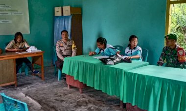 Bhabinkamtibmas-Kelurahan-Baru-Amankan-Pembagian-BLT-Desa-Robek-dan-Berikan-Edukasi-Keamanan