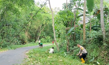 Bhabinkamtibmas-bersama-warga-lakukan-Kerja-Bakti-Bersama-Sambut-Natal-2024-di-Desa-Riung