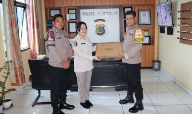 Kapolres-Manggarai-Serahkan-Laptop-untuk-SIDOKKES,-Humas-dan-Sium-Polres-Manggarai