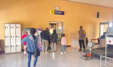 KP3-Udara-Polres-Manggarai-Laksanakan-Pengamanan-di-Bandar-Udara-Frans-Sales-Lega-Ruteng