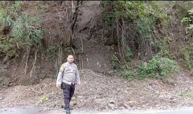 Bhabinkamtibmas-Bripka-Albertus-Rahmat-Lakukan-Patroli-Lokasi-Longsor-di-Jalur-Ruteng-Reo