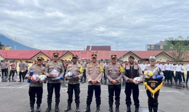 Kapolres-Manggarai-Dukung-Peningkatan-Prestasi-Olahraga,-Serahkan-Sarana-Olahraga-untuk-Personil