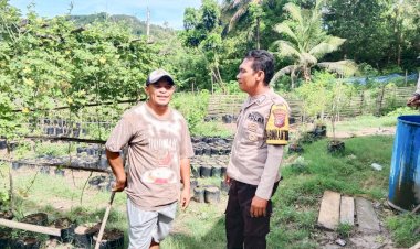 Bhabinkamtibmas-Kec.-Reok-Ajak-Warga-Manfaatkan-Pekarangan-Kosong-untuk-Ketahanan-Pangan