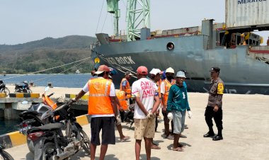 KP3-Laut-Pelabuhan-Reo-Amankan-Aktivitas-Bongkar-Muat-di-Pelabuhan-Kelas-II-Reo