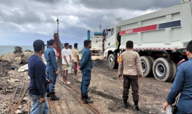 KP3-Laut-Reo-Amankan-Aktivitas-Bongkar-Muat-di-Pelabuhan-Laut-Khusus-Bonewangka