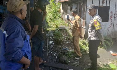 Bhabinkamtibmas-dan-Pegawai-Kelurahan-Pau-Sambangi-Warga-Terdampak-Banjir