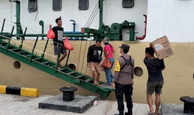 KP3-Laut-Pelabuhan-Reo-Laksanakan-Pengamanan-Kedatangan-dan-Keberangkatan-KM-Sabuk-Nusantara-49