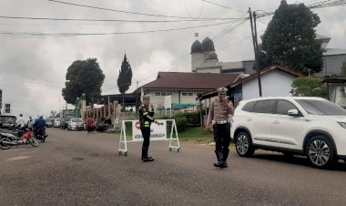 Sholat-Jumat-di-Masjid-Baiturahman,-Satlantas-Polres-Manggarai-Gelar-Pengamanan-Lalu-Lintas