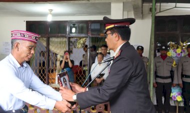 Polres-Manggarai-Gelar-Upacara-Pemakaman-Kedinasan-Polri-Alm.-Purn.-AKP-Simon-Jeo