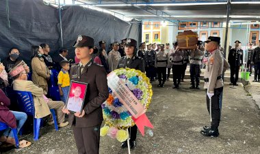 Wakapolres-Manggarai-Pimpin-Upacara-Pemakaman-Jenazah-Alm.-Purn-Polri-AKP-Yohanes-Basthian-Simon