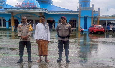 Polsek-Reo-Laksanakan-Pengamanan-Shalat-Jumat-di-Masjid-Besar-Nurul-Huda-Reo