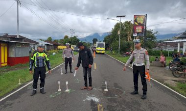 Unit-Gakkum-Sat.-Lantas-Polres-Manggarai-lakukan-Olah-TKP-Kecelakaan-Lalu-Lintas-di-Jalan-Komodo,-Manggarai