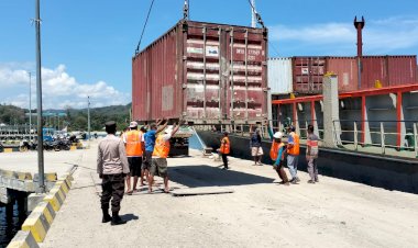 KP3-Laut-Pelabuhan-Reo-Laksanakan-Pengamanan-Aktivitas-Bongkar-Muat-di-Pelabuhan-Laut-Kelas-II-Reo