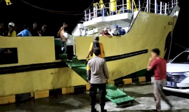 KP3-Laut-Reo-Laksanakan-Pengamanan-Kedatangan-dan-Keberangkatan-Kapal-Penumpang-KM-Maloli-di-Pelabuhan-Laut-Reo