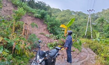Bhabinkamtibmas-Bersama-Warga-Tangani-Longsor-di-Kecamatan-Cibal-Barat