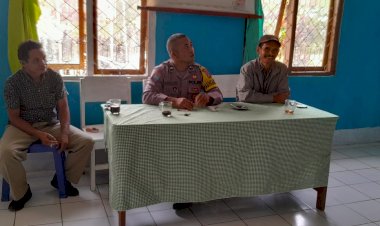 Himbauan-Kamtibmas-oleh-Aipda-Kornelius-Jemarus-di-Desa-Tengkulese,-Rahong-Utara