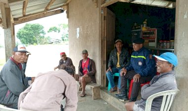 Waspada-Bencana-Alam:-Bhabinkamtibmas-Satar-Mese-Lakukan-Patroli-dan-Sambang