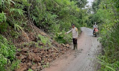 Patroli-dan-Pantau-Lokasi-Longsor,-Bhabinkamtibmas-dan-Babinsa-Rahong-Utara-Imbau-Warga-Tetap-Waspada