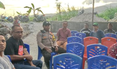 Bhabinkamtibmas-Kecamatan-Satarmese-Barat-Hadiri-Acara-Adat-40-Hari-Meninggalnya-Ayah-Warga,-Serta-Berikan-Himbauan-Kamtibmas