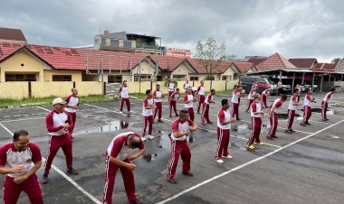 Jaga-Kebugaran,-Polres-Manggarai-Gelar-Senam-Bersama