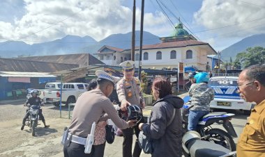 Anggota-Polres-Manggarai-Yang-Tersprin-Dalam-Operasi-Keselamatan-Turangga-2025-Laksanakan-Giat-Kamseltibcar-di-Jalan-Motang-Rua,-Manggarai