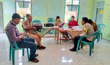 Bhabinkamtibmas-Kecamatan-Reok-Laksanakan-Giat-Sambang-dan-Koordinasi-Rutin-di-Desa-Bajak