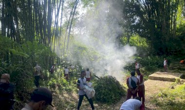 Kapolres-Manggarai-Pimpin-Kegiatan-Jumat-Bersih-Bersama-Personil-Polres-Lainnya-di-Mata-Air-Wae-Lideng