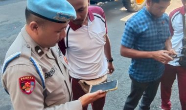 Propam-Polres-Manggarai-Gelar-Razia-Judi-Online-terhadap-Personil-Polres-Manggarai
