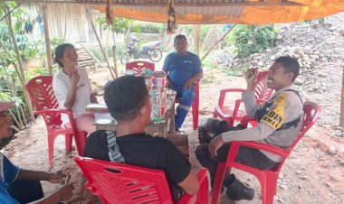 Bhabinkamtibmas-Aipda-Timoteus-Lako-Agho-Laksanakan-Patroli-dan-Sambang-Warga-di-Desa-Ruang