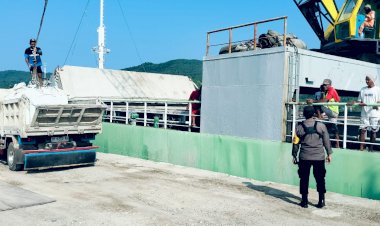 KP3-Laut-Pelabuhan-Reo-Amankan-Aktivitas-Bongkar-Muat-di-Pelabuhan-Laut-Kelas-II-Reo