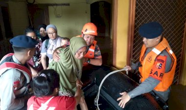 Tim-SAR-Korbrimob-Polri-Gerak-Cepat-Evakuasi-Korban-Banjir-di-Jakarta-Timur