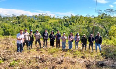Bhabinkamtibmas-Kecamatan-Ruteng-dan-Kelompok-Tani-Laksanakan-Penanaman-Jagung-Simbolis