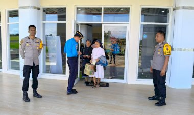 KP3-Udara-Polres-Manggarai-Amankan-Keberangkatan-dan-Kedatangan-Pesawat-SUSI-AIR-di-Bandara-Frans-Sales-Lega-Ruteng