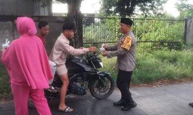 Berbagi-Berkah-di-Bulan-Suci-Ramadhan,-Kapolsek-Reo-dan-Bhayangkari-Ranting-Reo-Bagikan-Takjil-Gratis