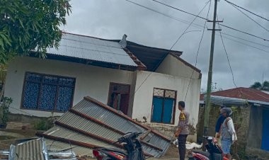 Bhabinkamtibmas-Sambangi-Rumah-Warga-Terdampak-Bencana-di-Reok