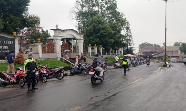 Polres-Manggarai-Gelar-Pengamanan-Ibadah-Minggu-di-Gereja-Gereja-di-Ruteng
