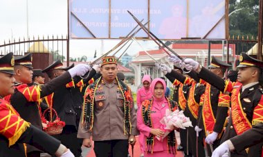 Tradisi-Pedang-Pora-Warnai-Serah--Penyambutan-dan-Pelepasan-Kapolres-Manggarai.