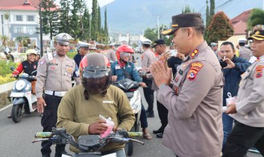 Kapolres-Manggarai-Pimpin-Pembagian-Takjil-Gratis-di-Bulan-Suci-Ramadhan