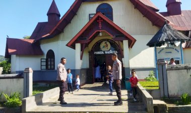 Personil-Polsek-Cibal-Laksanakan-Pengamanan-Perayaan-Misa-di-Gereja-Paroki-Kristus-Raja-Pagal