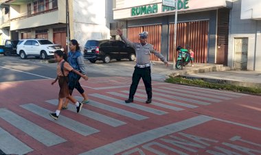 Sat-Lantas-Polres-Manggarai-Gelar-Pengaturan-Lalu-Lintas-Pagi,-Fokus-pada-Keselamatan-Pelajar-dan-Pengendara