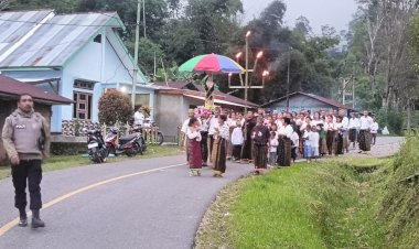 Personel-Polsek-Cibal-dan-Bhabinkamtibmas-Laksanakan-Pengamanan-Perarakan-Patung-Bunda-Maria