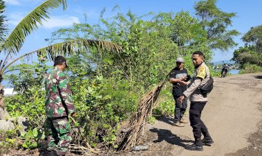 Kapolsek-Satar-Mese-Tinjau-langsung-Dampak-Gelombang-Tinggi-di-Desa-Legu