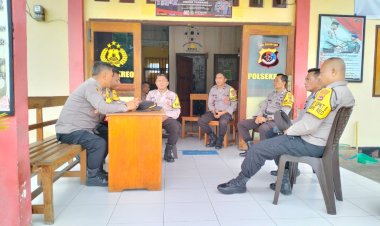 Kapolsek-Reo-Laksanakan-Konseling-Personil-Polsek-Reo,-Tekankan-Ketakwaan,-Disiplin-dan-Kinerja.
