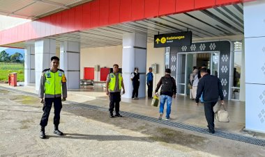 KP3-Udara-Laksanakan-Pengamanan-Pesawat-WINGS-AIR-di-Bandara-Frans-Sales-Lega-Ruteng