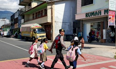 Patroli-Dialogis-Samapta-Polres-Manggarai-Interaksi-dengan-Masyarakat-Untuk-Ciptakan-Situasi-Kondusif--Di-Kota-Ruteng