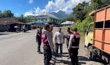 Patroli-Dialogis-Dan-Pengaturan,-Sat-Samapta-Selalu-Hadir-Ditengah-Masyarakat-Guna-Ciptakan-Rasa-Aman-Di-Kota-Ruteng