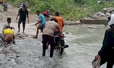 Polsek-Satarmese-Gelar-Kerja-Bakti-Perbaiki-Jalan-Rusak-Pasca-Hujan-Deras